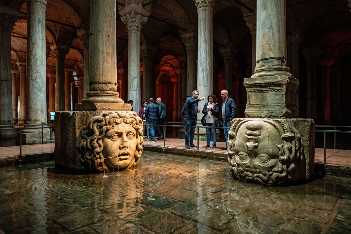 Die Medusa-Köpfe der Zisterne: Herkunft, Symbolik und rätselhafte Anordnung