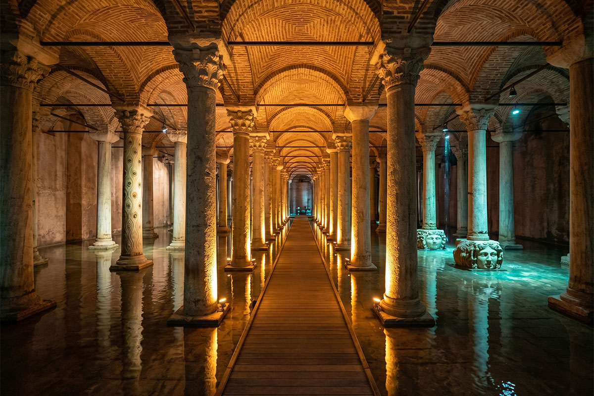 Licht, Wasser und Säulen: Architektur der Basilika-Zisterne im Fokus